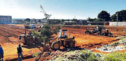 Tratores trabalhavam, ontem, na terraplanagem do terreno que receberÃ¡ a instalaÃ§Ã£o em Ãguas Lindas