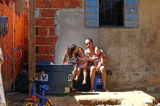 Talita Ribeiro, de 25 anos, tem trÃªs filhos e nÃ£o consegue trabalho. Ela dorme com as crianÃ§as e o marido no mesmo quarto, em Sol Nascente