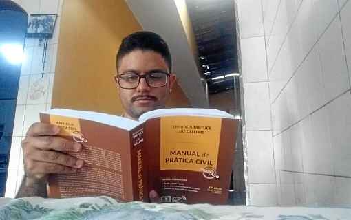 O advogado Gustavo Henrique Gomes, 24 anos, evita sair de casa para nÃ£o correr risco de contrair a doenÃ§a nem expor os pais Ã  infecÃ§Ã£o