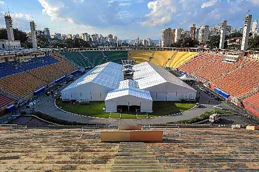 ConstruÃ§Ã£o de hospital de campanha no estÃ¡dio do Pacaembu, em SÃ£o Paulo: conflito entre o Planalto e os governadores reforÃ§a a polarizaÃ§Ã£o entre os defensores de um governo mais centralizador, de viÃ©s autoritÃ¡rio, e os adeptos de formas democrÃ¡ticas de governanÃ§a