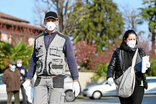 Na cidade italiana de Robbio, mÃ¡scaras sÃ£o usadas como forma de evitar o contÃ¡gio