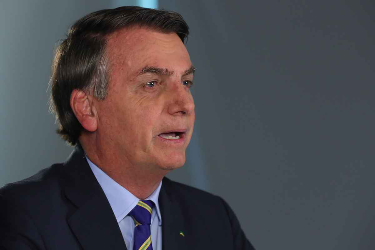 Sem mÃ¡scara, Bolsonaro ainda participou de uma roda de oraÃ§Ã£o com os religiosos que se aglomeravam na frente do PalÃ¡cio do Alvorada