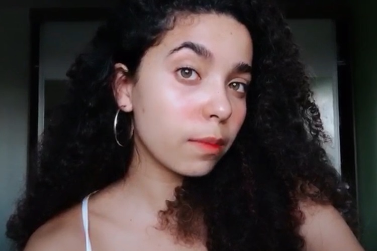 Maria Eduarda busca materiais on-line para preencher o tempo livre