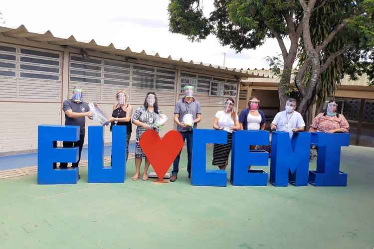 Funcionários e professores do Cemi Gama produziram máscaras para doar ao Hospital Regional do Gama