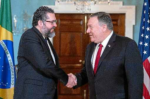 AraÃºjo com o secretÃ¡rio de Estado Mike Pompeo: chanceler estÃ¡ Ã  frente de uma diplomacia que diminui o paÃ­s