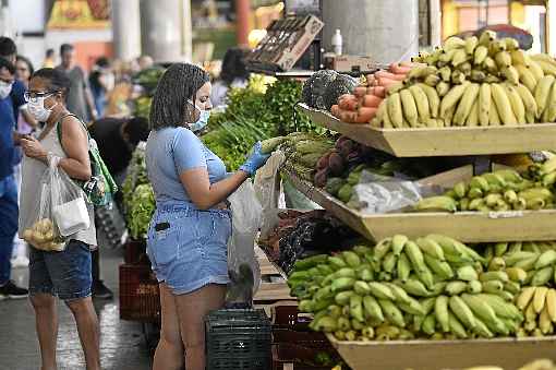 Consumidores brasilienses vÃ£o Ã s compras: BrasÃ­lia foi uma das cidades  onde o preÃ§o da cesta de alimentos sofreu ligeira reduÃ§Ã£o em fevereiro