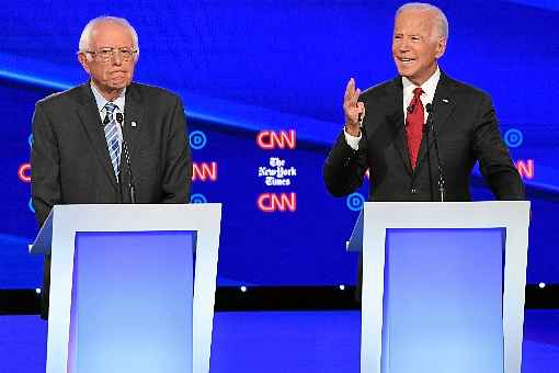 Bernie Sanders e Joe Biden (D), durante debate no estado de Ohio, em outubro passado: amigos de longa data e aliados na reta final da campanha