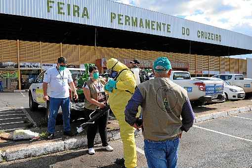 Agentes fizeram a higienizaÃ§Ã£o e borrifaram fumacÃª em feiras do DF, e tratores retiraram entulhos de terrenos nas regiÃµes administrativas