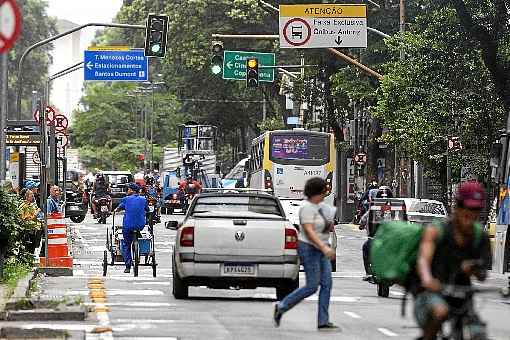 TrÃ¢nsito intenso e aglomeraÃ§Ãµes nas praias: Rio de Janeiro teme colapso do sistema de saÃºde. Governo pretende estender o isolamento atÃ© 28 de abril