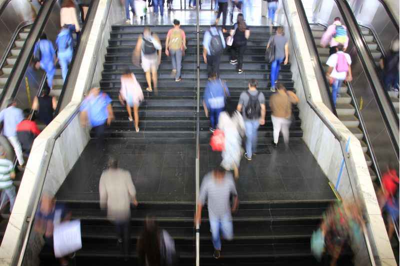 Pessoas subindo escada na RodoviÃ¡ria do Plano Piloto