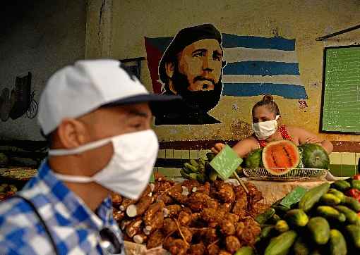 Moradores de Havana se protegem com mÃ¡scaras: vÃ­rus pode se espalhar