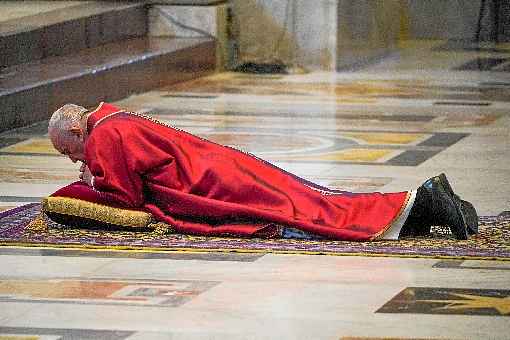 O pontÃ­fice argentino se deita no chÃ£o da BasÃ­lica de SÃ£o Pedro e ora durante cerimÃ´nia em memÃ³ria Ã  PaixÃ£o de Cristo