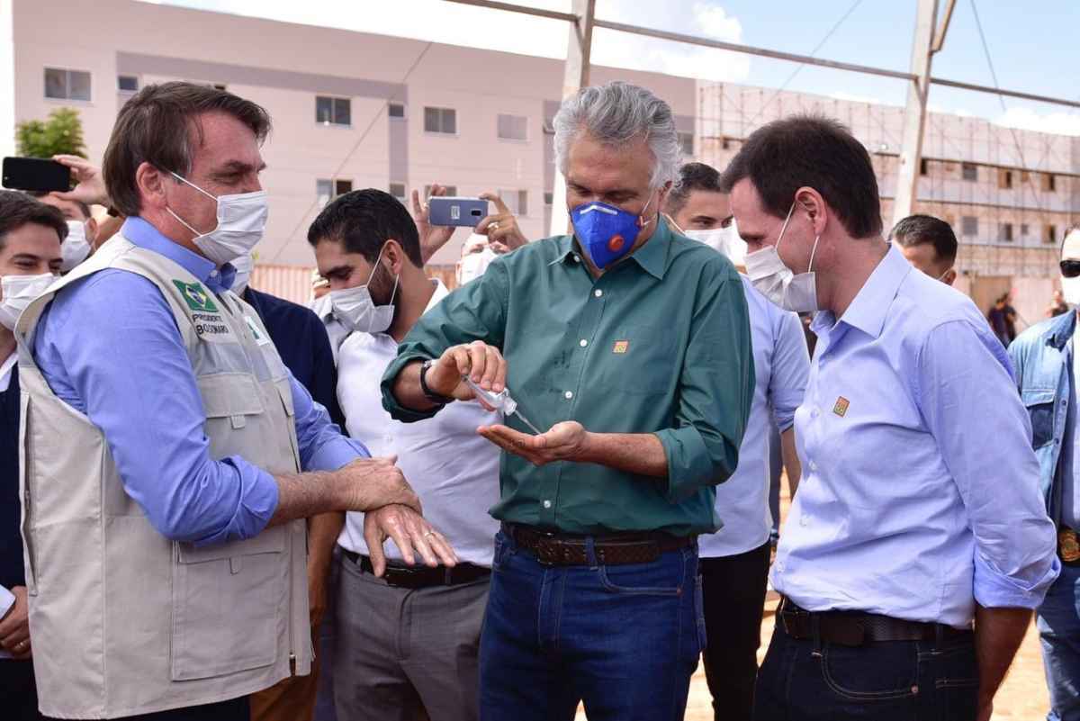 Ao se encontrar com governador de GoiÃ¡s, presidente da RepÃºblica o abraÃ§ou. Em seguida, Caiado colocou Ã¡lcool em gel nas mÃ£os do chefe do Executivo nacional