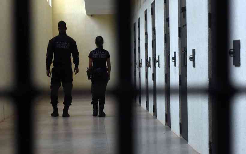 foto mostra agentes em presÃ­dio