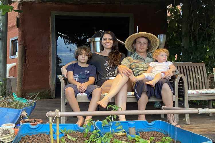 O casal Juno Rocha e Thais Yeleni vivem com os filhos na Ecovila da Lagoa, em Planaltina de Goiás