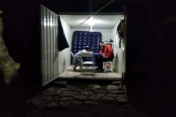 O bancário Márcio e o filho, Ian, têm usado um contêiner como abrigo, enquanto planejam a construção da casa