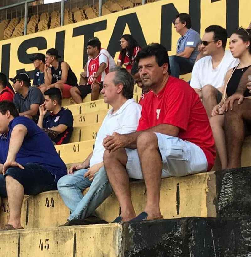 Mandetta (D), de bermuda e mocassim, no clÃ¡ssico ComerÃ¡rio em 2019: nesse dia, o rival ganhou por 3 x 1