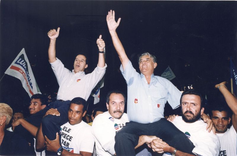 Luiz EstevÃ£o e Joaquim Roriz nos braÃ§os dos correligionÃ¡rios, 1998