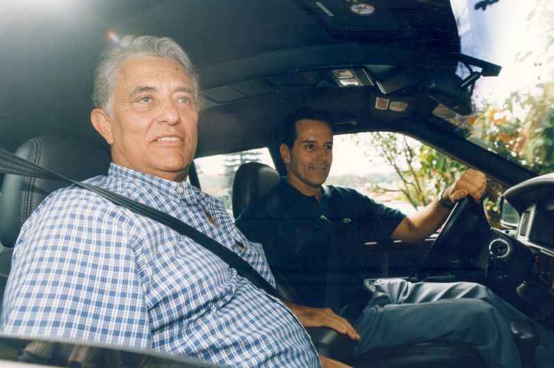 Candidato a governador do Distrito Federal, Joaquim Roriz, com o candidato a senador, Luiz Estevao, dentro de automovel, 1998