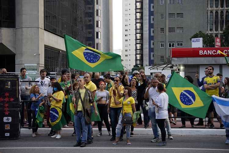 Alvo de crÃ­ticas contundentes de Bolsonaro, chefes de Executivos estaduais se veem, na avaliaÃ§Ã£o de especialistas, no dever de tomar medidas restritivas contra o vÃ­rus, mesmo que isso signifique queda de popularidade. PressÃ£o, porÃ©m, jÃ¡ leva gestores a flexibilizar isolamento social