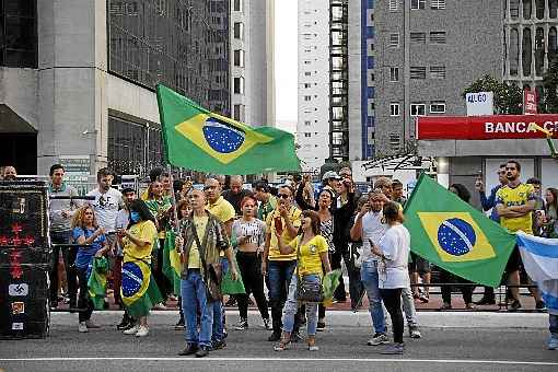 Manifestantes fazem protesto na Avenida Paulista pelo fim do isolamento social: dois dias seguidos de atos na capital paulista contra o governador