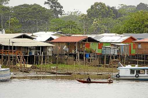 Comunidade na regiÃ£o do Porto de Manaus, cidade ameaÃ§ada de colapso pela Covid-19: desafio econÃ´mico