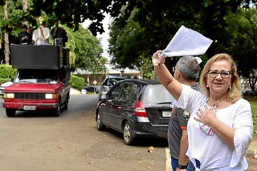 Motivo de reflexÃ£o: Margaret Leivas e o marido, Roberto Ghiggi,  saudaram a passagem do SantÃ­ssimo Sacramento na porta de casa, na Asa Norte