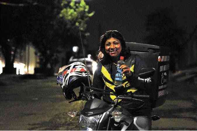 Cintia Rocha, de 42 anos, que trabalha como motogirl desde 2011, passou a ter sempre uma garrafa PET de Ã¡gua e detergente dentro do baÃº