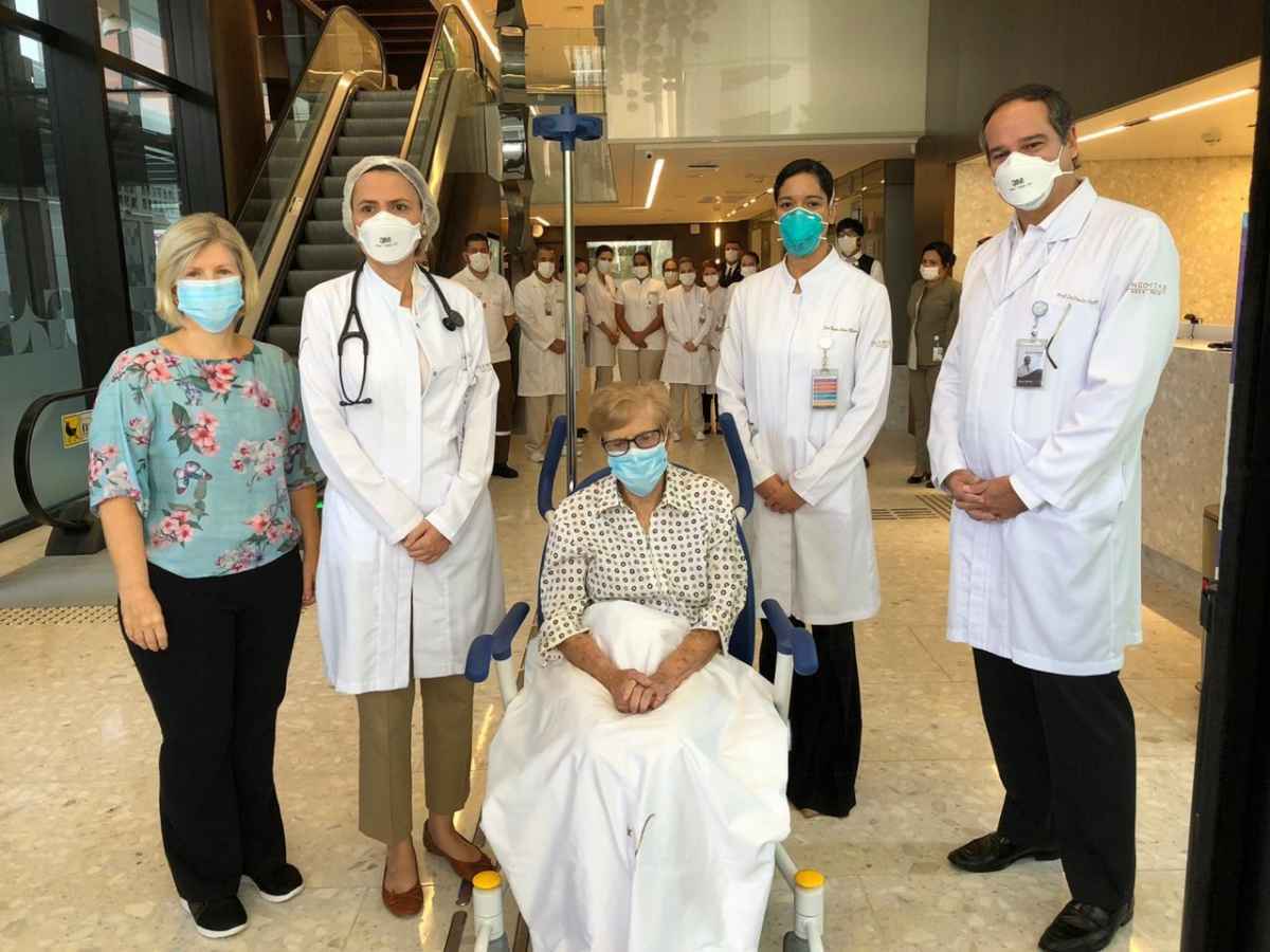 Maria Helena Reis (filha da paciente), Dra. Ludhmila Hajjar (mÃ©dica da paciente), Gina Dal Colleto (paciente) Dra. Maria Luisa do Nascimento Moura (0infectologista) e Dr. Paulo Hoff do Hospital Vila Nova Star