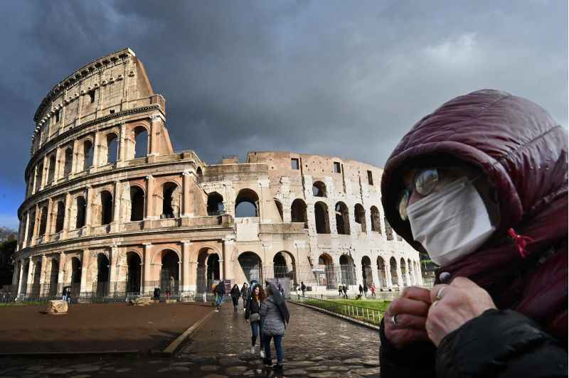 Coliseu de Roma pessoa com mÃ¡scara por causa do coronavÃ­rus