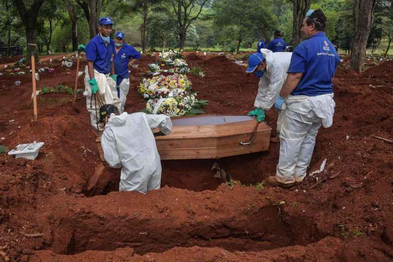 Enterro com cuidados por causa do coronavÃ­rus em cemitÃ©rio de SÃ£o Paulo