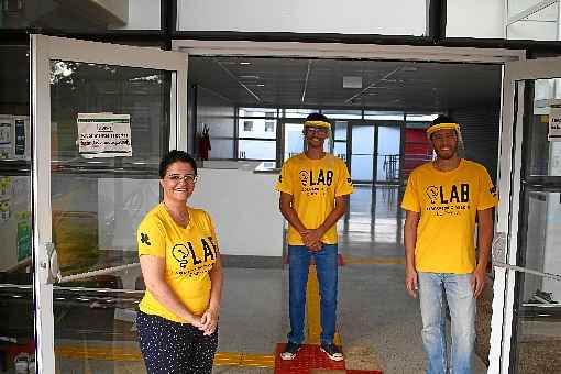 A professora Andrea Santos e os alunos Alexandre Crepory e Jean Rolszt trabalham na Faculdade de Tecnologia em projeto para combater o vÃ­rus