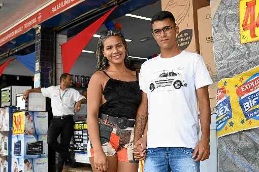 Beatriz e Felix aguardavam a abertura das lojas para comprar mÃ³veis