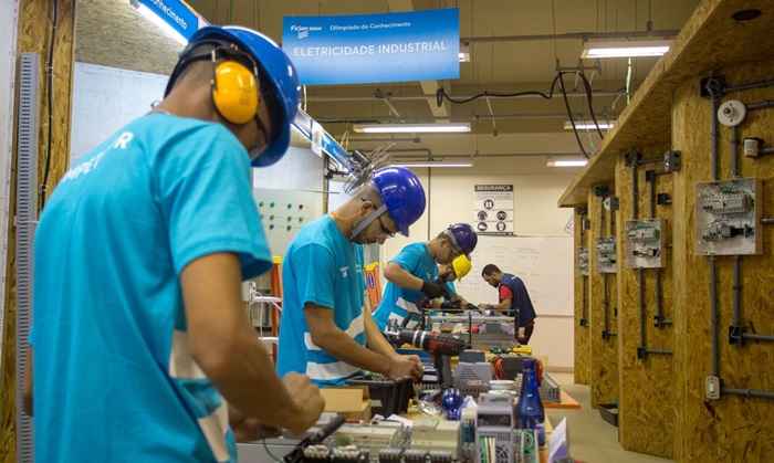 Homens trabalham na OlimpÃ­ada do conhecimento do Senai