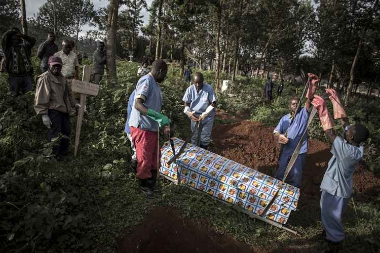 A RepÃºblica DemocrÃ¡tica do Congo e a OMS estavam prestes a anunciar oficialmente o fim da epidemia na segunda-feira, encorajadas pela ausÃªncia de novos casos e pela saÃ­da do Ãºltimo paciente de um centro de tratamento de Ebola em Beni