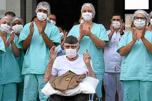 Usando uma caideira de rodas, Ermando Piveta se emocionou na saÃ­da do hospital ontem. Equipe mÃ©dica da unidade homenageou o ex-combatente com uma salva de palmas