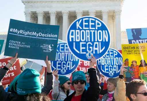 Nesta foto de arquivo tirada em 04 de marÃ§o de 2020, ativistas prÃ³-escolha que apoiam o acesso legal ao protesto contra o aborto durante uma manifestaÃ§Ã£o fora da Suprema Corte dos EUA em Washington, DC.