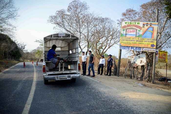 Residentes e membros da autodefesa, em coordenaÃ§Ã£o com as autoridades de saÃºde, seguranÃ§a pÃºblica e proteÃ§Ã£o civil, vigiam a entrada da praia para impedir que turistas entrem na Ã¡rea e infectem seus habitantes com coronavÃ­rus Covid-19, em Marquelia, Guerrero, MÃ©xico , em 14 de abril de 2020.