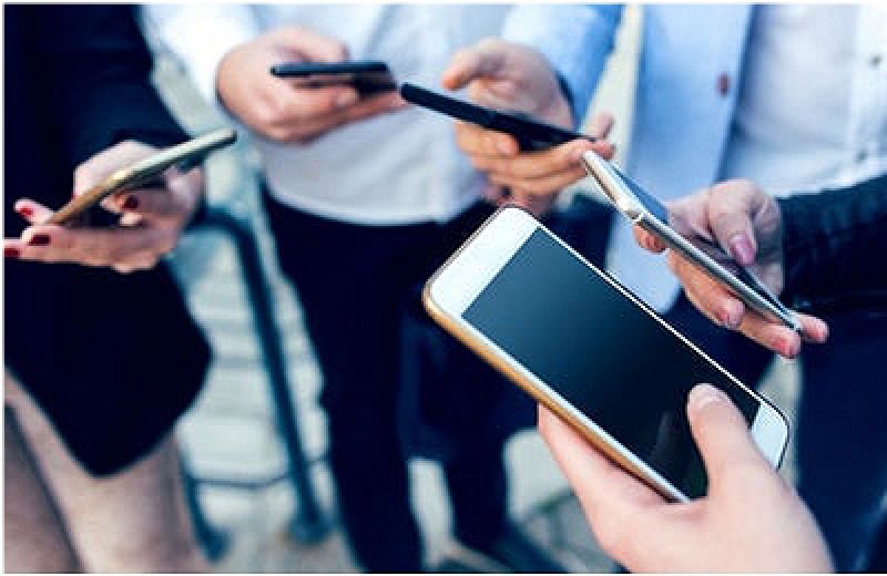 pessoas com celulares em mÃ£os