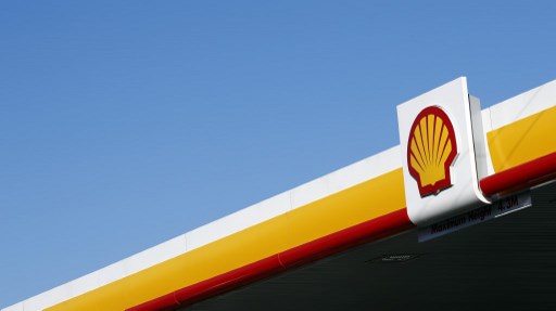 Nesta foto de arquivo, o logotipo da Shell Ã© retratado do lado de fora de um posto de gasolina da Royal Dutch Shell em Hook, perto de Basingstoke.