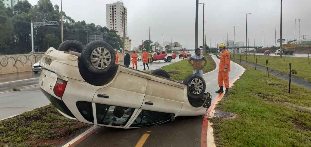 Carro capotou na pista molhada da EPIA