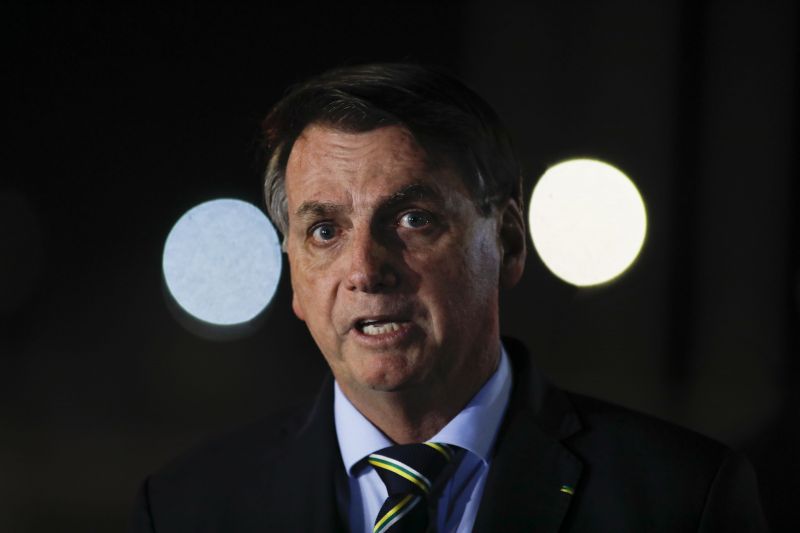 Jair Bolsonaro utilizou as redes sociais na noite desta quinta-feira (16) para prestar solidariedade ao cantor sertanejo