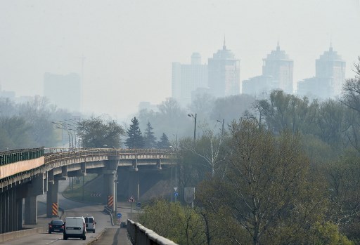 FumaÃ§a espessa paira sobre a capital ucraniana de Kiev nesta sexta-feira (17/4)l, enquanto incÃªndios florestais ardem na zona nuclear de Chernobyl.