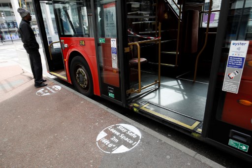 Um sinal de distanciamento social pulverizado no pavimento Ã© visto em um ponto de Ã´nibus na EstaÃ§Ã£o Victoria, no centro de Londres.