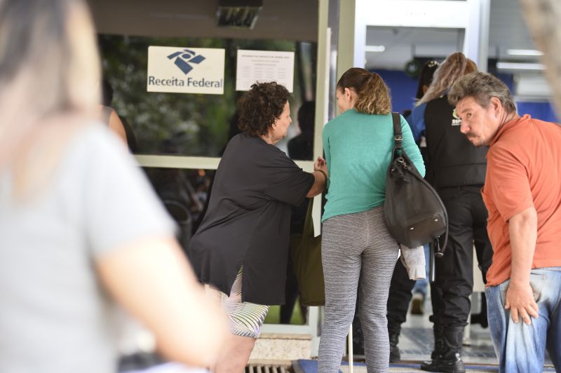 Movimento nos postos da Receita Federal. Setor de Autarquias Sul, BrasÃ­lia.