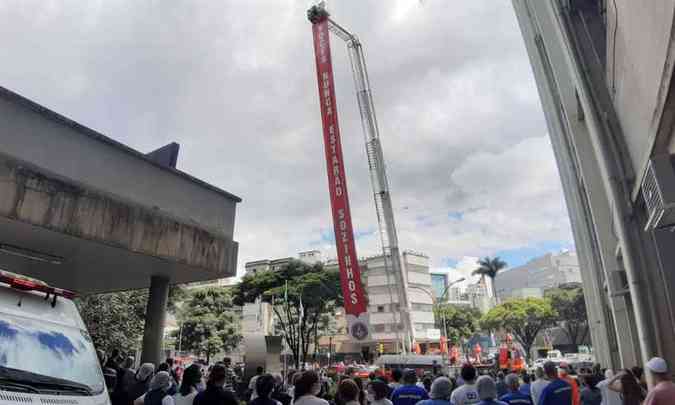 Bombeiros prestam homenagem para profissionais de saÃºde de Belo Horizonte