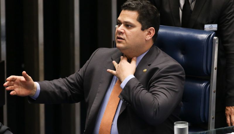 Mesmo com o prazo curto, o presidente do Senado, Davi Alcolumbre (DEM-AP), sugeriu retirÃ¡-la de pauta e nÃ£o garantiu que vai retomar o assunto na segunda-feira