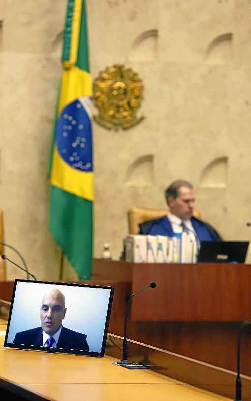 Toffoli (ao fundo) acompanha o voto de Alexandre Moraes, o primeiro a votar pela dispensa dos sindicatos