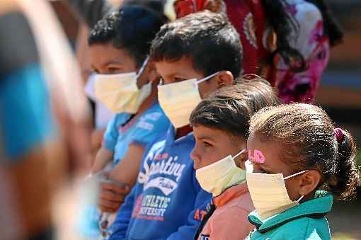 Autores lembram que o tratamento dos pequenos Ã© mais complexo: isolamento no hospital Ã© uma das dificuldades