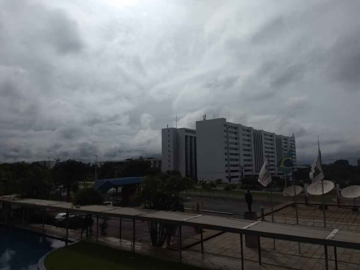 O tempo no Distrito Federal ficarÃ¡ nublado e Ã  noite, tem pancada de chuva